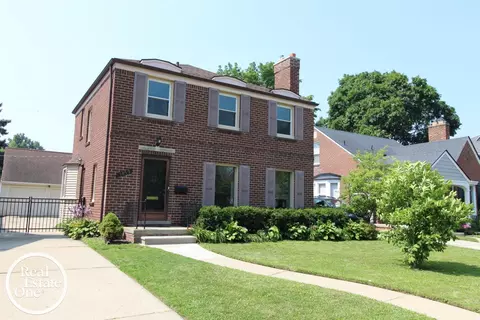 1859 Country Clb, Grosse Pointe Woods, MI 48236