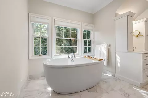 Bath - 39 Harbor Hl, Grosse Pointe Farms, MI 48236 photo 7 of 10