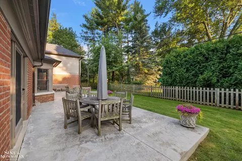 Exterior - 39 Harbor Hl, Grosse Pointe Farms, MI 48236 photo 4 of 6
