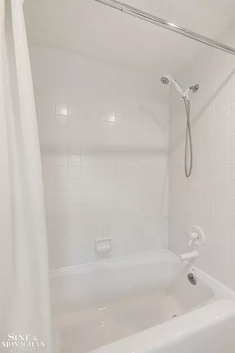 Bath - 39 Harbor Hl, Grosse Pointe Farms, MI 48236 photo 10 of 10