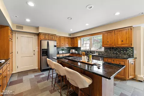 Kitchen - 39 Harbor Hl, Grosse Pointe Farms, MI 48236 photo 2 of 5