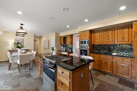 Kitchen - 39 Harbor Hl, Grosse Pointe Farms, MI 48236 photo 4 of 5
