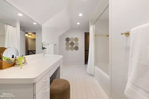 Bath - 39 Harbor Hl, Grosse Pointe Farms, MI 48236 photo 9 of 10