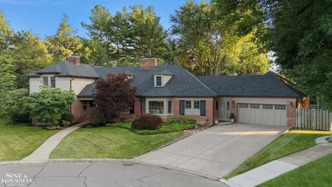 39 Harbor Hl, Grosse Pointe Farms, MI 48236