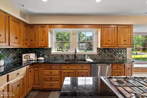 Kitchen - 39 Harbor Hl, Grosse Pointe Farms, MI 48236 photo 5 of 5