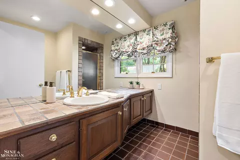 Bath - 39 Harbor Hl, Grosse Pointe Farms, MI 48236 photo 4 of 10