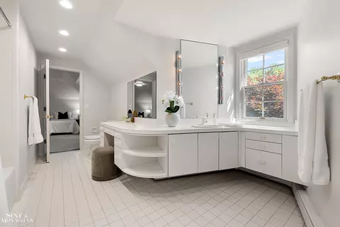 Bath - 39 Harbor Hl, Grosse Pointe Farms, MI 48236 photo 8 of 10