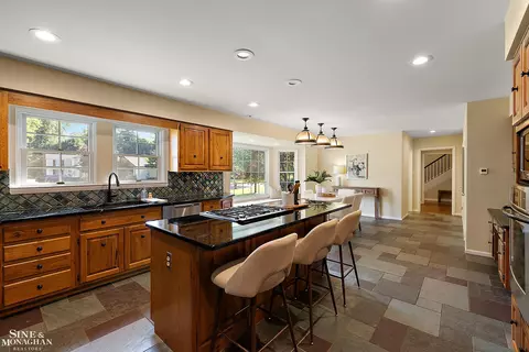 Kitchen - 39 Harbor Hl, Grosse Pointe Farms, MI 48236 photo 3 of 5