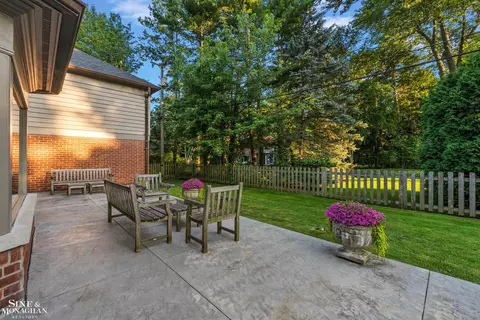 Exterior - 39 Harbor Hl, Grosse Pointe Farms, MI 48236 photo 3 of 6