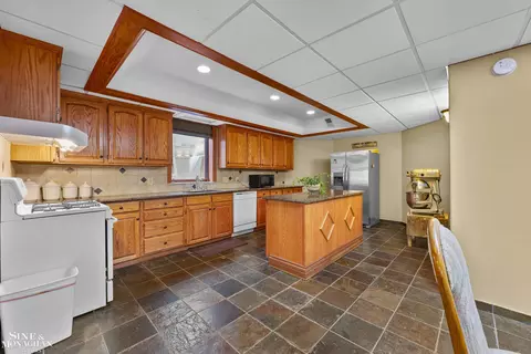 Kitchen - 404 Linkside, Saint Clair, MI 48079 photo 6 of 7