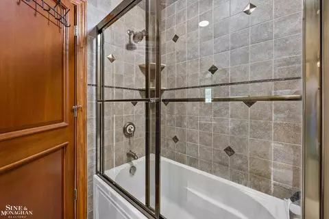Bath - 404 Linkside, Saint Clair, MI 48079 photo 5 of 9