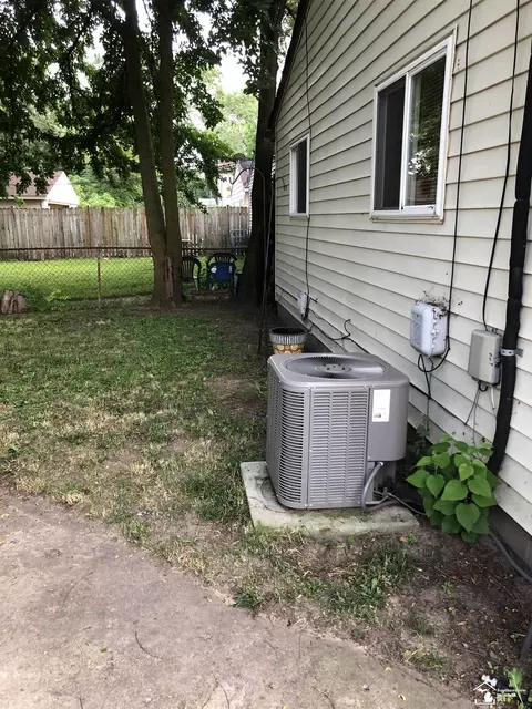 Exterior - 8095 Oak, Taylor, MI 48180 photo 3 of 4