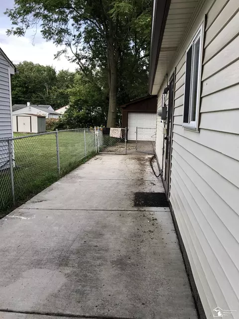 Exterior - 8095 Oak, Taylor, MI 48180 photo 2 of 4