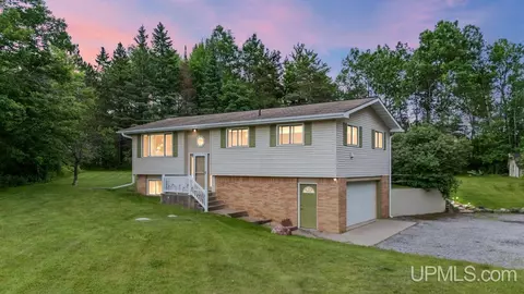 N1572 Hamilton Lakes, Vulcan, MI 49892