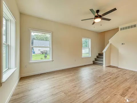 Living - 15604 Pine, Monroe, MI 48161 photo 2 of 4