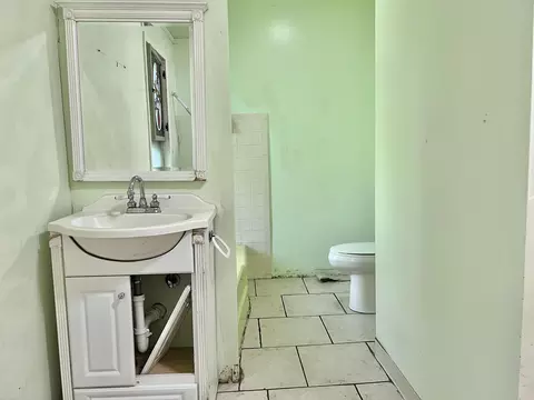 Bath - 218 E Rising, Davison, MI 48423 photo 1 of 3