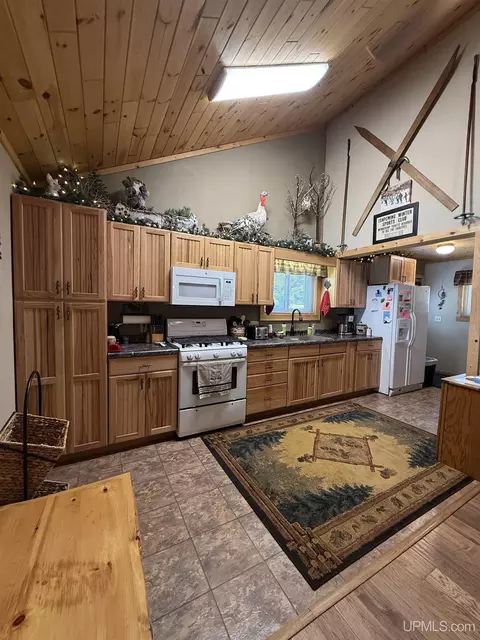 Kitchen - 2597 Co Rd Ggt, Ishpeming, MI 49849 photo 2 of 4