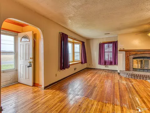 Living - 3610 Stewart, Monroe, MI 48162 photo 2 of 9