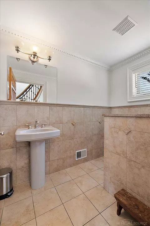 Bath - 15975 E 14 Mile, Fraser, MI 48026 photo 2 of 8