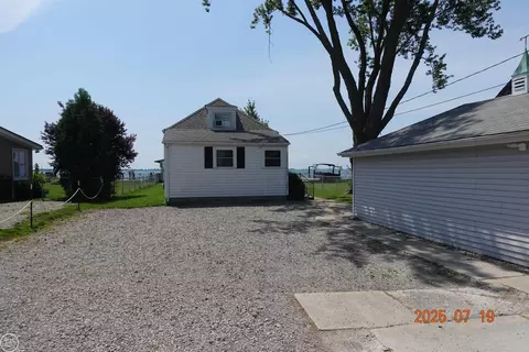 8459 Dixie, Ira, MI 48023