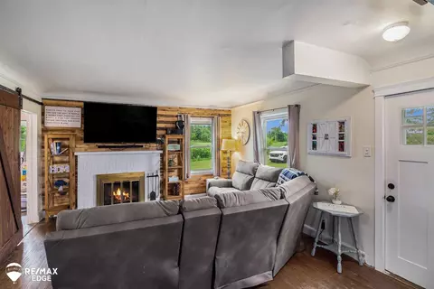 Living - 10234 Carpenter, Flushing, MI 48433 photo 1 of 3