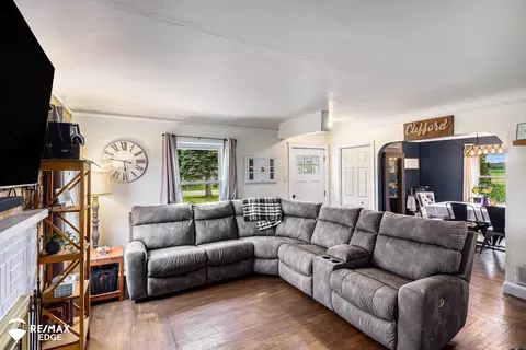 Living - 10234 Carpenter, Flushing, MI 48433 photo 3 of 3