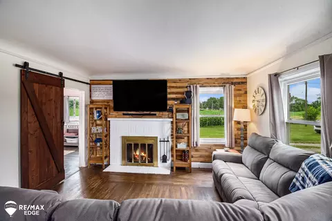 Living - 10234 Carpenter, Flushing, MI 48433 photo 2 of 3