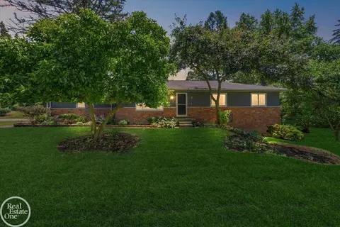 3910 Lake Oakland Shrs, Waterford, MI 48329