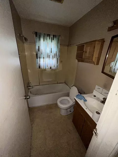 Bath - 949 Salisbury, Flint, MI 48532 photo 1 of 1