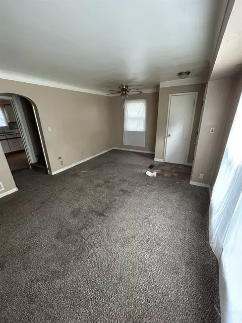 Living - 949 Salisbury, Flint, MI 48532 photo 2 of 2
