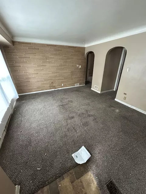 Living - 949 Salisbury, Flint, MI 48532 photo 1 of 2