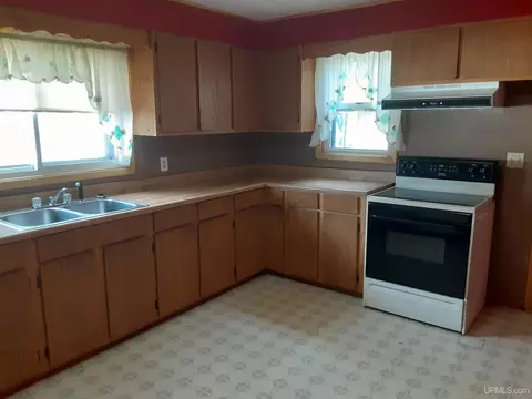 Kitchen - 705 Hancock, Wakefield, MI 49968 photo 2 of 2