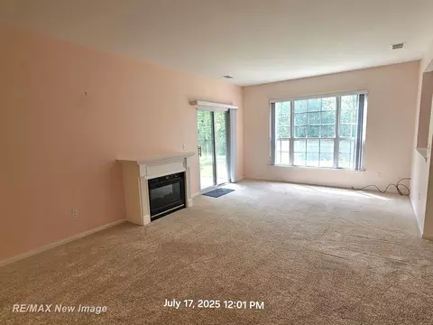 Living - 16262 Grandview, Macomb, MI 48044 photo 5 of 8