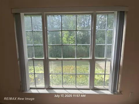 Living - 16262 Grandview, Macomb, MI 48044 photo 2 of 8