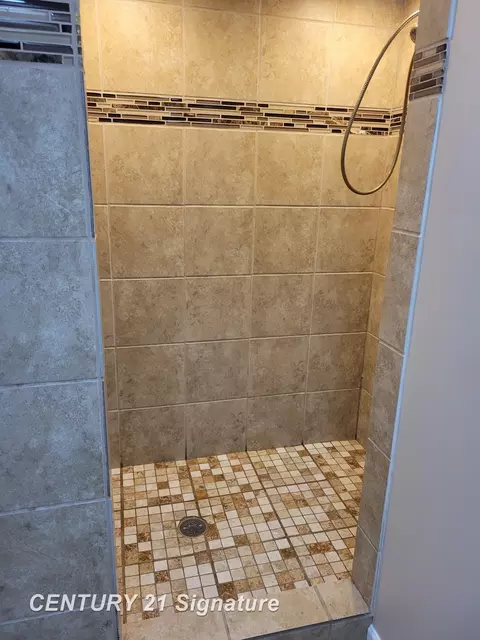 Bath - 833 Coutant, Flushing, MI 48433 photo 7 of 7