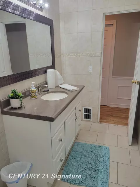 Bath - 833 Coutant, Flushing, MI 48433 photo 1 of 7