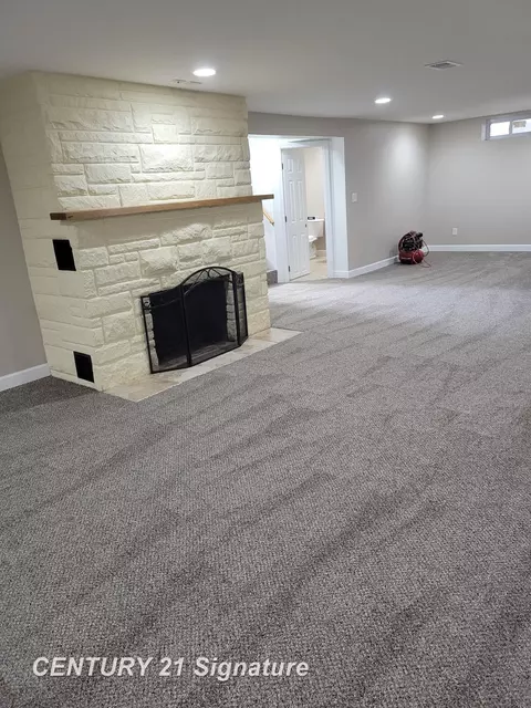 Living - 833 Coutant, Flushing, MI 48433 photo 6 of 6