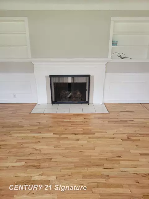 Living - 833 Coutant, Flushing, MI 48433 photo 2 of 6