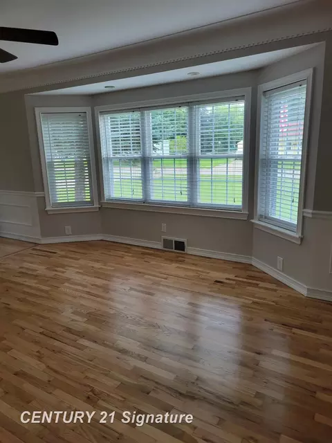 Living - 833 Coutant, Flushing, MI 48433 photo 3 of 6
