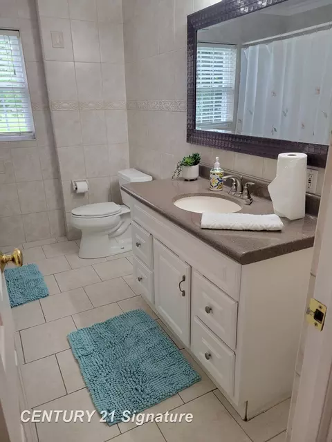 Bath - 833 Coutant, Flushing, MI 48433 photo 2 of 7