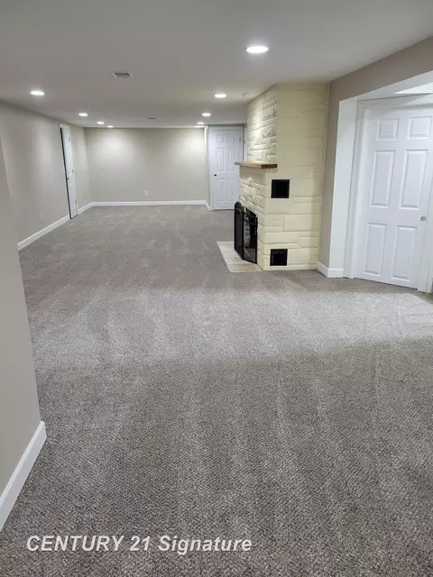 Living - 833 Coutant, Flushing, MI 48433 photo 4 of 6