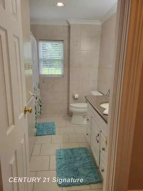 Bath - 833 Coutant, Flushing, MI 48433 photo 3 of 7
