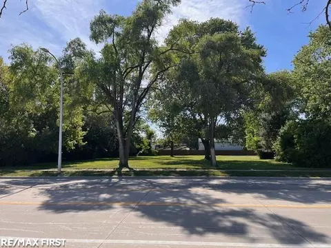 32233 Beaconsfield, Roseville, MI 48066