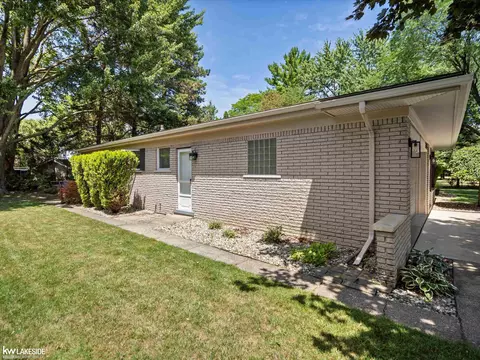 11585 Chicago, Warren, MI 48093 photo 3