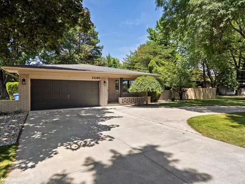 11585 Chicago, Warren, MI 48093 photo 2