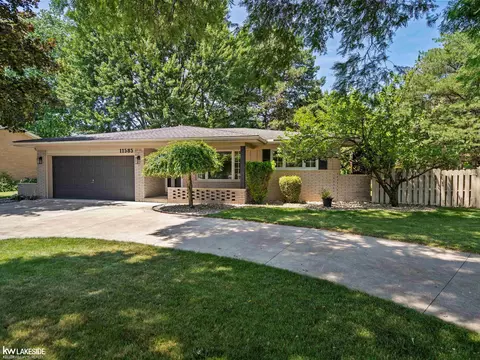 11585 Chicago, Warren, MI 48093