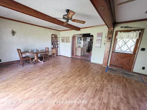 Living - 27 N Grout, Gladwin, MI 48624 photo 4 of 8
