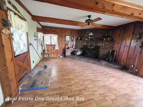 Living - 27 N Grout, Gladwin, MI 48624 photo 2 of 8