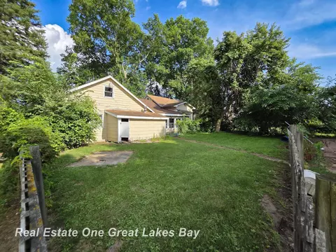 Exterior - 27 N Grout, Gladwin, MI 48624 photo 12 of 27