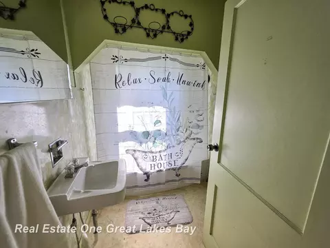 Bath - 27 N Grout, Gladwin, MI 48624 photo 1 of 3